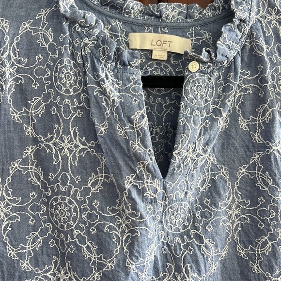 LOFT Blue and White embroidered flutter sleeve Blouse- size M - Picture 2 of 5